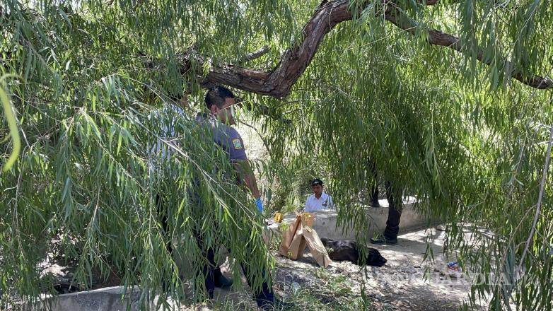 $!Transeúntes realizaron el reporte a las autoridades tras localizar al hombre en la parte baja del puente.