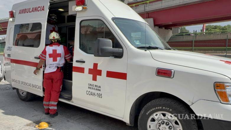 $!Paramédicos trasladaron al hombre a la Cruz Roja para recibir atención médica.