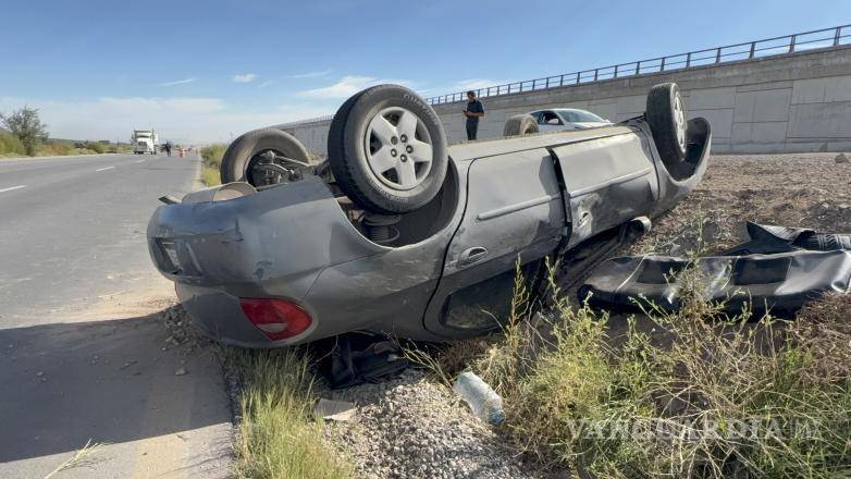 $!Socorristas valoraron a la conductora y descartaron lesiones de gravedad.