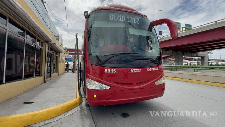 $!El camión de transporte de la empresa Senda resultó involucrado en el percance registrado sobre la lateral del periférico.