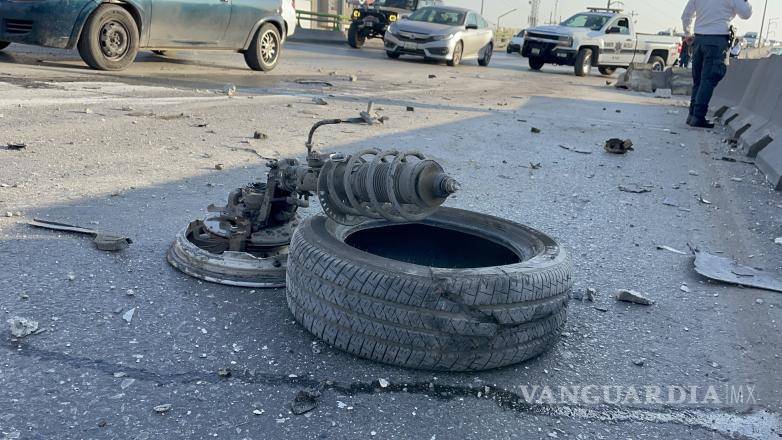 $!Un Volkswagen Vento chocó contra la ballena y posteriormente se golpeó contra el muro.