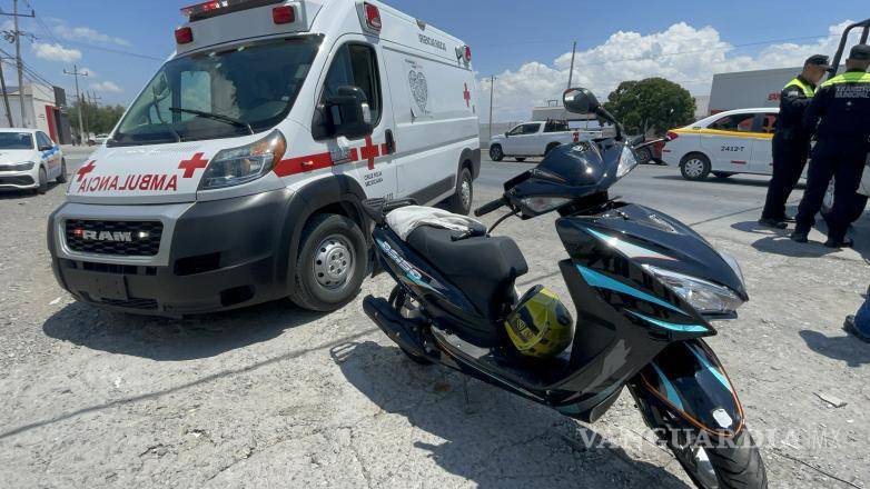 $!La motocicleta en la que viajaban padre e hija quedó en el lugar mientras las autoridades tomaban conocimiento.