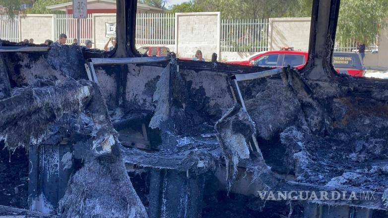 $!La unidad de transporte público quedó totalmente destruida; el seguro del vehículo deberá cubrir los daños causados a otros autos en la zona.