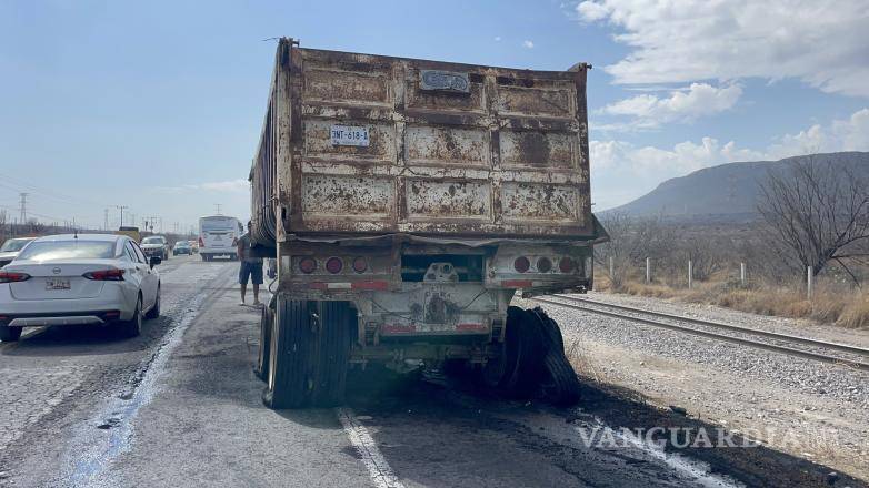 $!El incendio se originó tras el desprendimiento de un cilindro de diésel, propagándose rápidamente hacia la caja del camión.