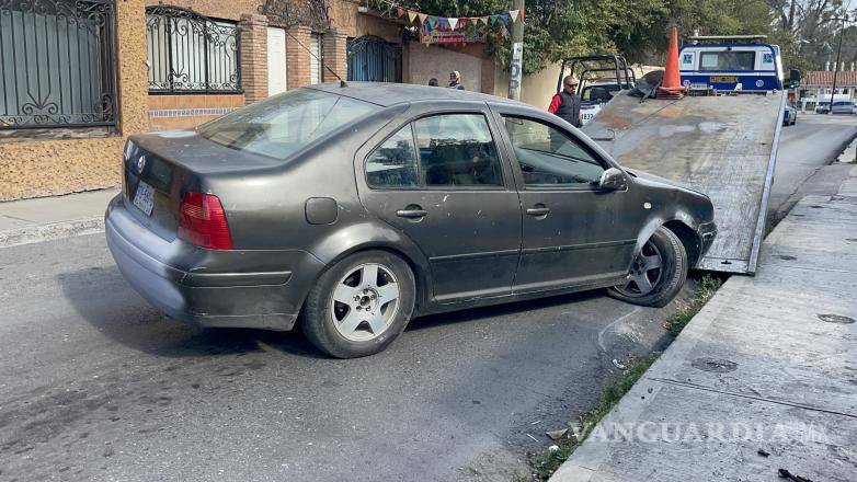 $!Autoridades de tránsito aseguraron el automóvil y lo trasladaron a un corralón tras el percance.