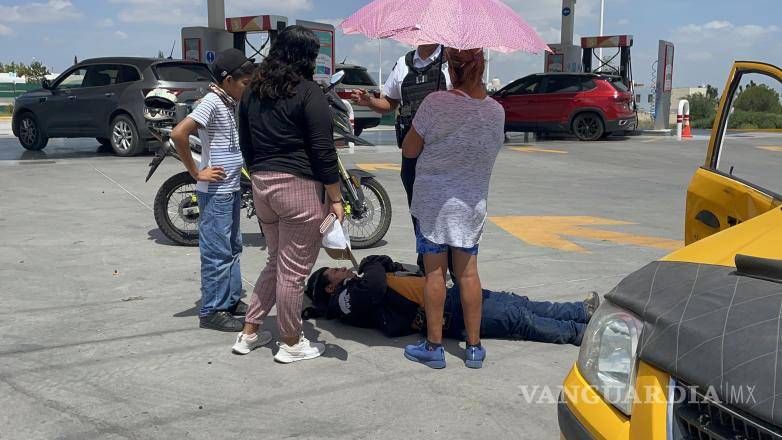 $!Los familiares del motociclista llegaron al lugar del accidente, donde llegaron a un acuerdo de reparación de daños con el taxista.