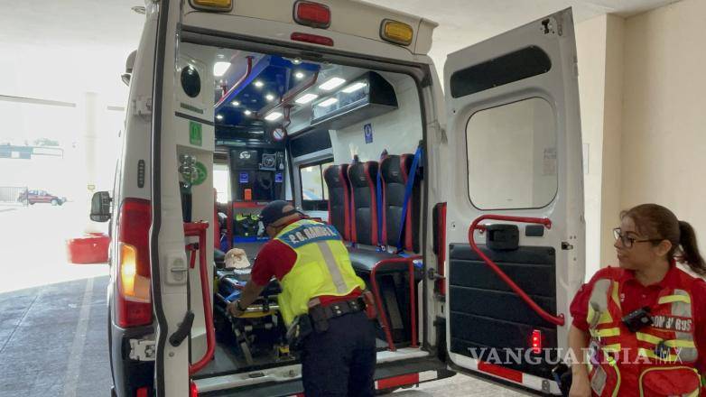 $!Paramédicos auxiliaron al afectado y lo trasladaron a un hospital de la localidad.