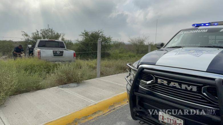 $!Una grúa trasladó la camioneta al corralón mientras se gestionan los pagos de los daños.