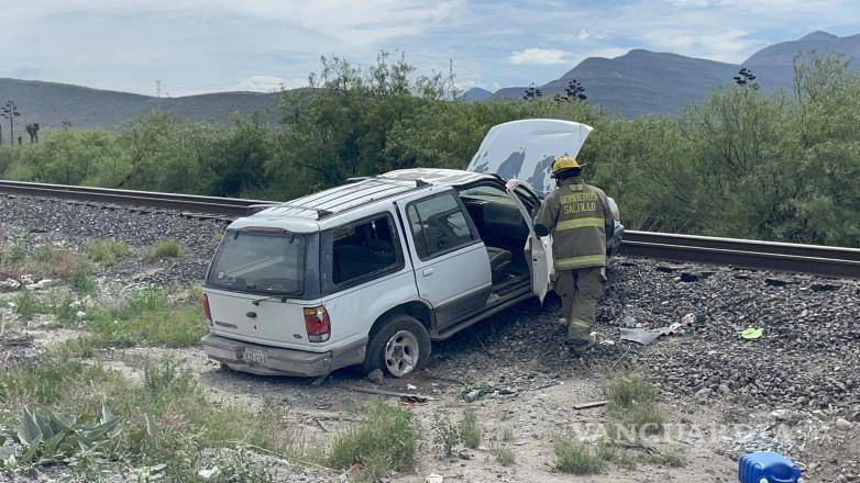 $!El lesionado salió proyectado cerca de 15 metros tras la volcadura y cayó sobre las vías del ferrocarril, donde fue auxiliado por cuerpos de emergencia.