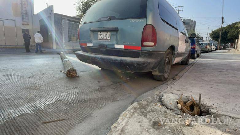 $!Automovilistas son desviados hacia rutas alternas mientras continúa el retiro del poste.