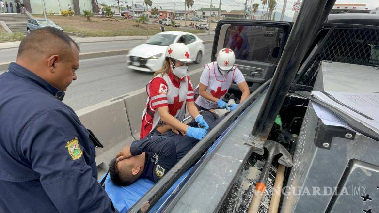 $!El accidente movilizó a cuerpos de emergencia hasta la altura de la Torre Saltillo, donde paramédicos de la Cruz Roja brindaron atención tanto al oficial lesionado como al peatón involucrado en el incidente.