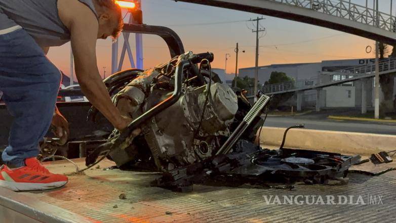 $!El motor se desprendió de la camioneta debido a la fuerza del choque.