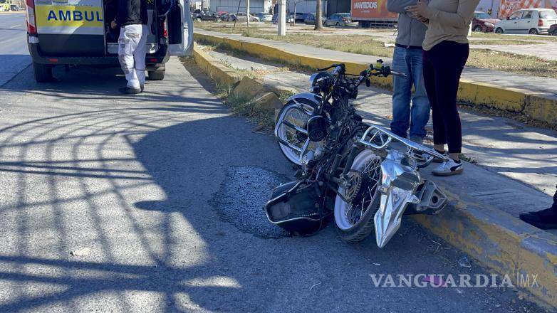 $!Policías de Tránsito y personal de la Secretaría de Salud se presentaron en el lugar para atender el accidente.