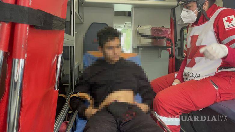 $!Él motociclista recibió atención médica por parte de paramédicos de la Cruz Roja en el lugar del accidente.