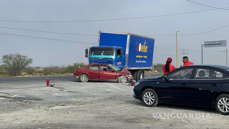 $!El vehículo del joven quedó prensado tras el impacto con el camión de carga en la carretera Saltillo-Torreón.