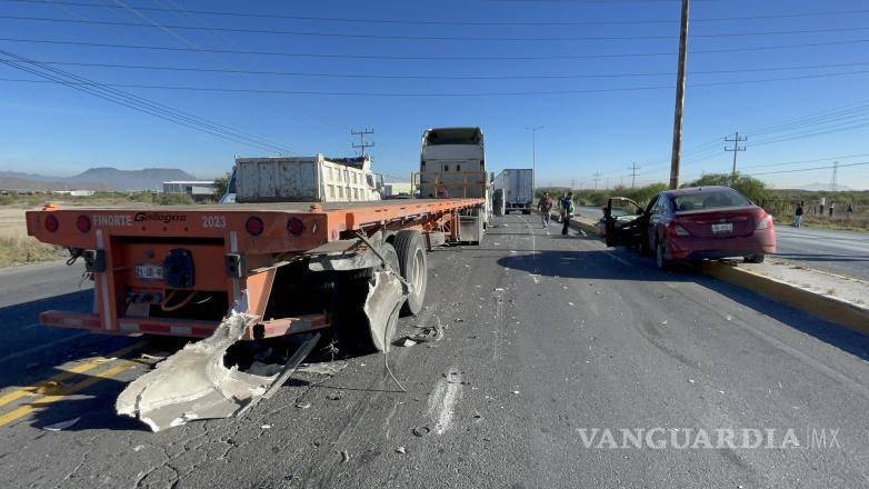 $!Al menos cuatro vehículos resultaron con daños tras la colisión múltiple.