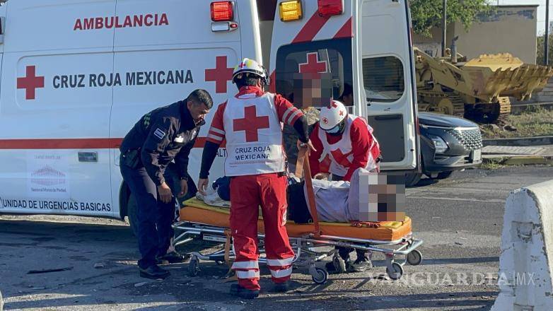 $!Paramédicos de la Cruz Roja brindaron atención al conductor lesionado, quien presentaba falta de sensibilidad en la pierna derecha y no podía mantenerse de pie.