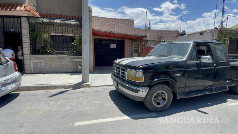$!Dos adultos mayores resultaron lesionados luego de que una camioneta avanzara repentinamente mientras realizaban trabajos mecánicos en calles de la zona centro.