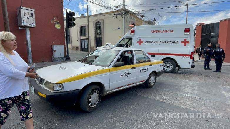 $!El conductor del taxi aseguró que tenía el semáforo en verde y no previó que la mujer y el menor avanzaran, aunque logró frenar parcialmente antes del impacto.