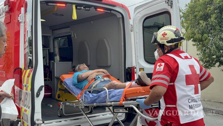 $!El peatón Juan ¨N¨ fue trasladado de urgencia al ISSSTE después del accidente.