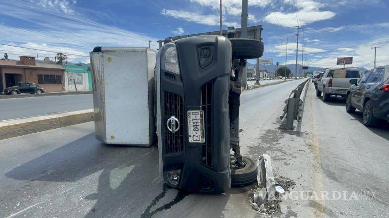 $!La camioneta volcada sobre su costado derecho bloqueó uno de los carriles, causando caos vehicular en el norte de Saltillo.