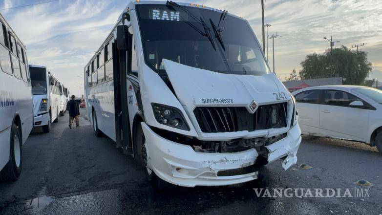 $!El camión de Ibson impactó por alcance a la unidad de DM Control, que esperaba el cambio de luz del semáforo.