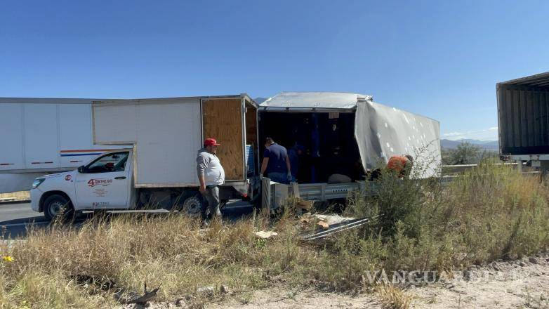 $!Personal de la empresa transportista recolectó las piezas metálicas esparcidas tras el accidente.