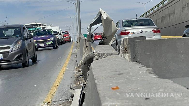 $!El tráfico comenzó a detenerse, siendo un vehículo Nissan Versa con placas de circulación FEP 012 B, conducido por una mujer, quien se detuvo sobre el carril central repentinamente.