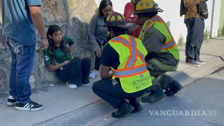 $!Bomberos de Saltillo auxiliaron al conductor y a su joven acompañante, quienes lograron salir por su propio pie del automóvil sin lesiones graves.