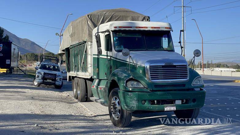 $!El conductor del camión de carga fue asegurado por la Policía Municipal de Tránsito mientras esperaban la llegada de la Guardia Nacional.