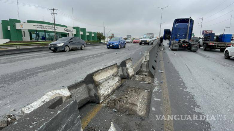 $!Una grúa realizó las maniobras para retirar tanto el vehículo como la estructura de concreto, lo que permitió restablecer la circulación en la zona.