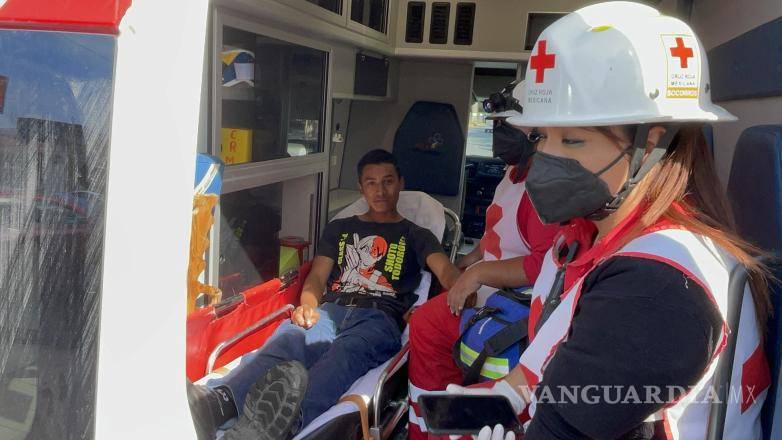 $!Paramédicos de la Cruz Roja atienden a Marcos José, de 17 años, quien resultó lesionado tras ser atropellado en el bulevar Venustiano Carranza.