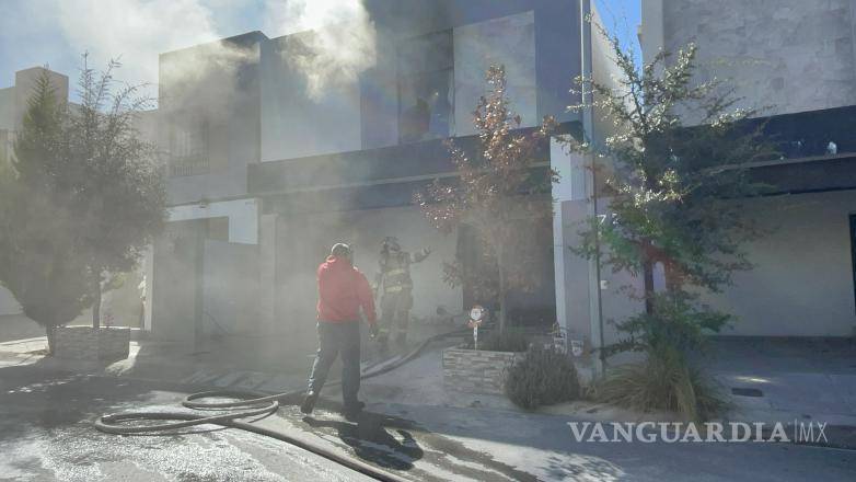 $!El siniestro alertó a los vecinos por el humo visible desde el segundo piso.