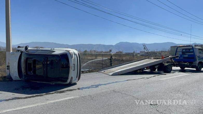 $!Personal de la CFE cortó el suministro eléctrico para garantizar la seguridad en la zona del accidente.