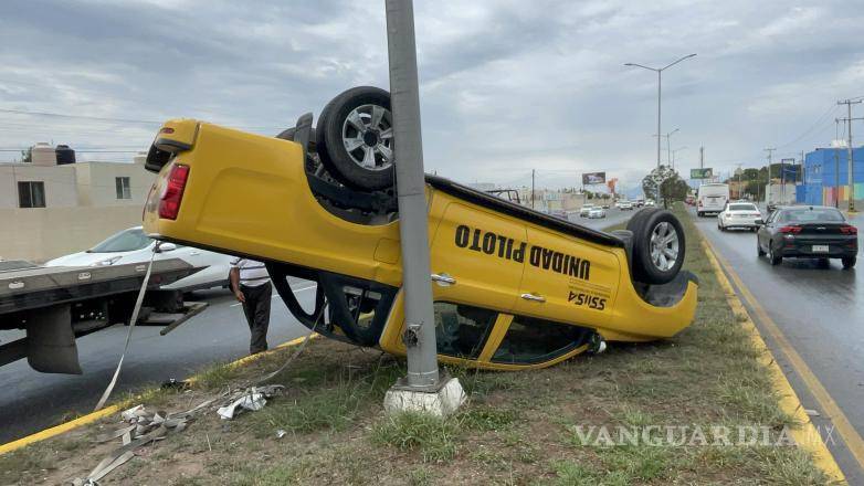 $!Pese a que el vehículo golpeó una luminaria, el impacto no fue suficiente para derribarla; el conductor salió ileso del percance.