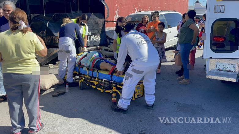 $!Rocío ‘N’, de 43 años, fue atendida y trasladada a un hospital por personal de emergencias después del accidente.