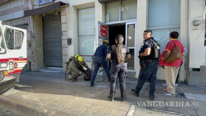 $!El humo provenía de la parte trasera del comercio, sin poder localizar el punto exacto de origen.