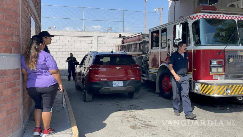 $!Familiares de un hombre de 75 años intentaron trasladarlo de emergencia a una estación de Bomberos tras encontrarlo inconsciente en el baño de su domicilio, pero al llegar ya no presentaba signos vitales.