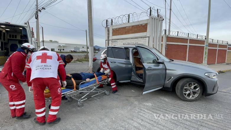 $!Personal de la Cruz Roja atendió a Manuel, quien sufrió lesiones graves en el accidente, antes de trasladarlo al Hospital General.