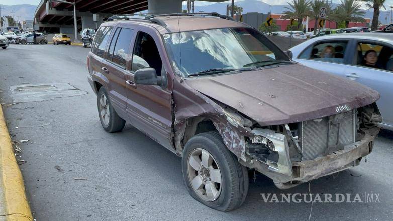 $!El conductor de la camioneta quedó detenido.