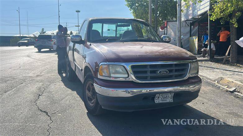 $!El accidente ocurrió en la curva que conecta las colonias Landín y Jesús García, al sur de Saltillo.