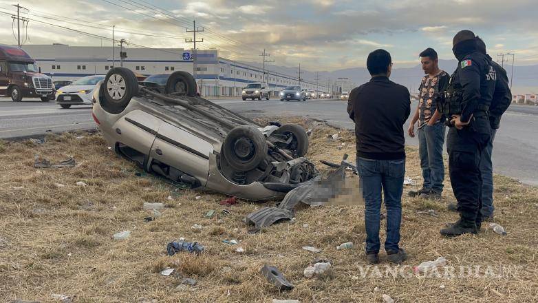 $!Los vehículos fueron retirados por las autoridades para restablecer el flujo vehicular en el libramiento Óscar Flores Tapia.