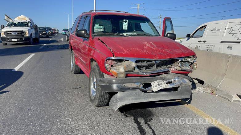 $!La Ford Explorer fue proyectada tras los impactos, quedando sobre el carril izquierdo del puente.