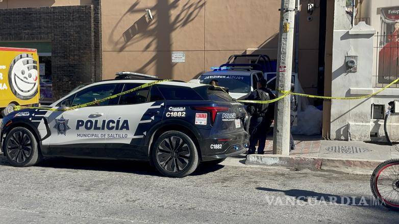 $!Policías acordonaron el área para prevenir la intervención indebida del cadáver.