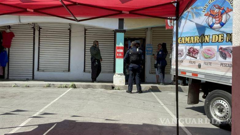 $!Personal de la FGE, Grpo Reacción Sureste, Policía Civil de Coahuila, peritos y servicios de emergencia llegaron al sitio para tomar conocimiento de los hechos.