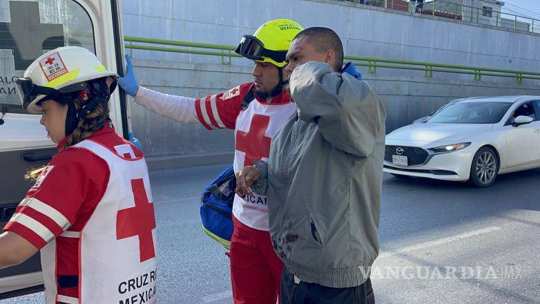 $!Paramédicos trasladaron al motociclista lesionado a la Clínica Dos del IMSS tras el percance en el periférico.