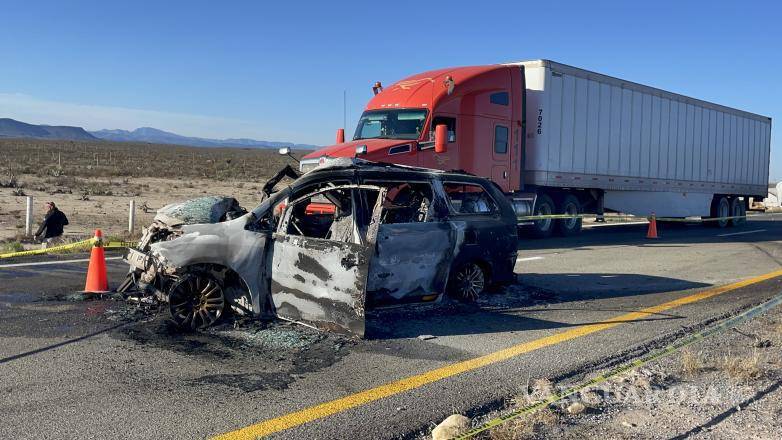 $!Restos del vehículo incendiado tras el accidente en la autopista Torreón-Saltillo.