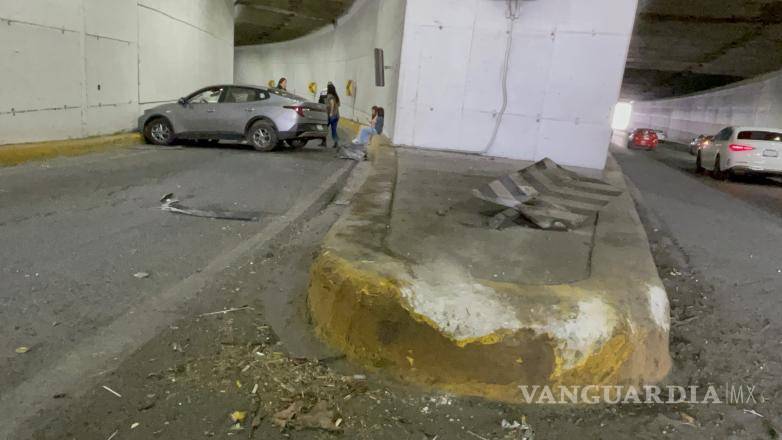 $!El auto sufrió daños visibles tras el impacto contra la cuchilla divisoria y la pared.