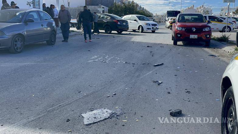 $!El cruce de las calles Tepeyac y El Milagro quedó temporalmente cerrado debido al accidente entre la camioneta y el Nissan Versa, generando congestión vehicular en la zona.