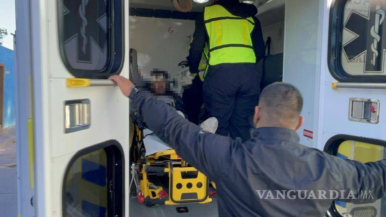 $!Paramedicos trasladaron al hombre al hospital tras su rescate en la colonia San Miguel.